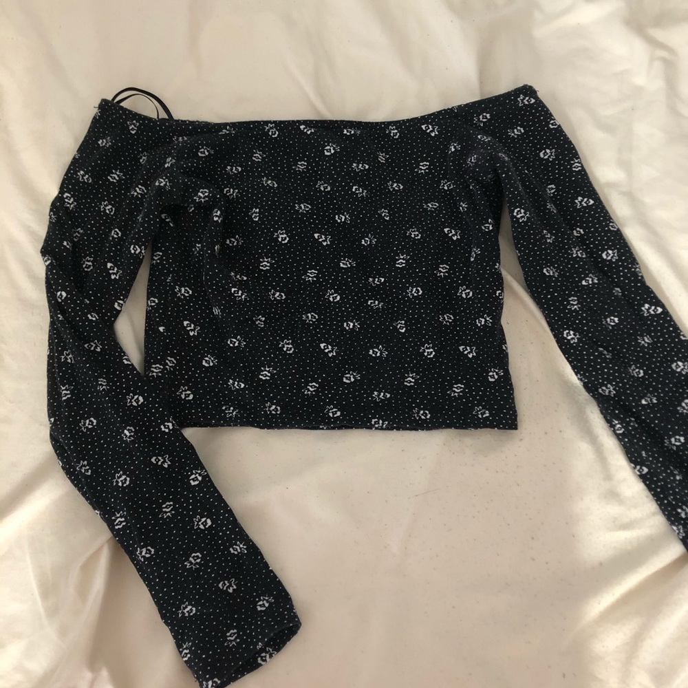 Black long-sleeve crop top